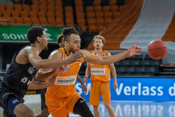 防守的中下 防守的中下