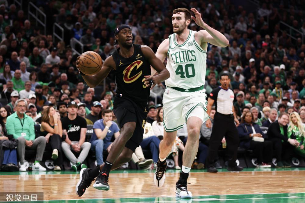 孙颖莎和成都“小孩姐”“小孩哥”PK乒乓球人民日报微博.