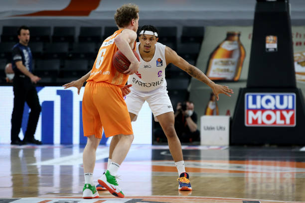 体育中超：保级形势堪忧 青岛海牛队0-1上海申花队